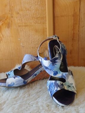 Finesse Blue Floral Wedge Sandals